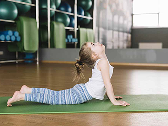 Foto Criança praticando yoga